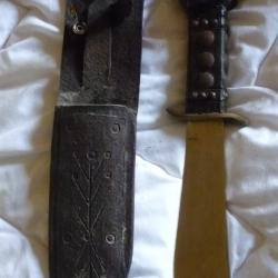 poignard dague a servir chasse manche decoré tete sanglier garde laiton etui cuir decoré