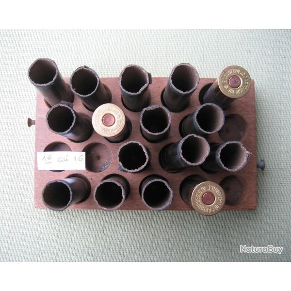 Lot  de  16  Douilles  carton  cal  16 / 65  tires une fois  recalibres et  ramorces