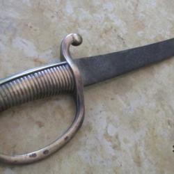 SABRE BRIQUET  Nbreux poinçons poignée rien sur la lame sans fourreau