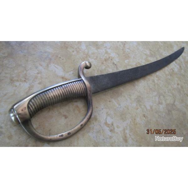 SABRE BRIQUET  Nbreux poinons poigne rien sur la lame sans fourreau