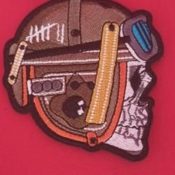 ÉCUSSON BRODÉ SKULL AVIATEUR SYSTÈME SCRATCH 7/7 CM