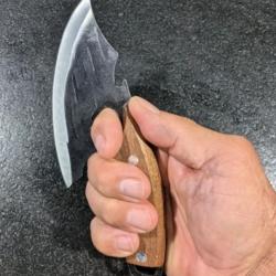 COUTEAU LAME EN FER FORGE A LA MAIN ET MANCHE BOIS RIVETE QUALITE ARTISANALE