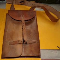 ETUI POCHETTE EN CUIR POUR LANCE FUSEE  DE L'ARMEE FRANCAISE , AVEC POCHETTES INDIVIDUELLES , PERIOD
