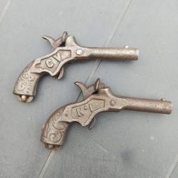 Lot de deux jouets - années 20/40 : 2 pistolets à amorces en métal - marque C.V. N°1