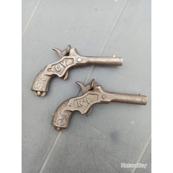 Lot de deux jouets - annes 20/40 : 2 pistolets  amorces en mtal - marque C.V. N1