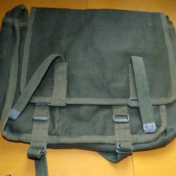 MUSETTE MILITAIRE DE L'ARMEE RUSSE  , A L'INTERIEUR 3 POCHETTES FERMEES PAR UN BOUTON ET UNE SEPARAT