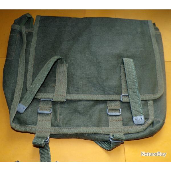 MUSETTE MILITAIRE DE L'ARMEE RUSSE  , A L'INTERIEUR 3 POCHETTES FERMEES PAR UN BOUTON ET UNE SEPARAT