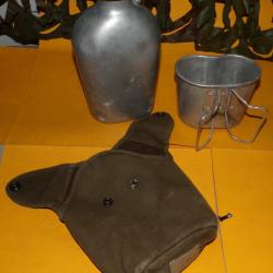 GOURDE MILITAIRE DE L'ARMEE FRANCAISE AVEC SON QUART ET SA HOUSSE  , LA GOURDE EST DE FABRICATION de
