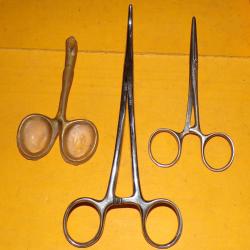 SERVICE DE SANTE : OUTIL MEDICAL LOT DE 3 PINCES POUR OPERATION ,BON ETAT  VOIR PHOTOS. POUR TOUT RE