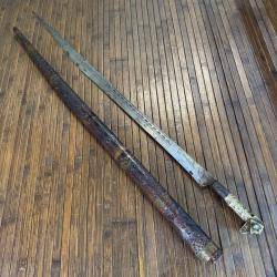 BEAU GRAND SABRE ORIENTALE FLISSA XlX éme LAME GRAVÉ ET INCLUSION DE LAITON  FOURREAU GRAVÉ KABYLIE