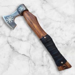 Hache Viking Artisanale - Manche Bois & Cuir, Gravure Électrolytique, 35cm - Pièce de Collection