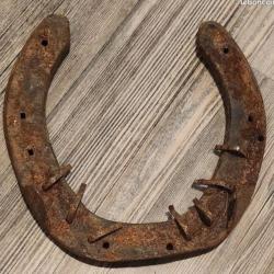 fer à cheval ancien avec ses clous