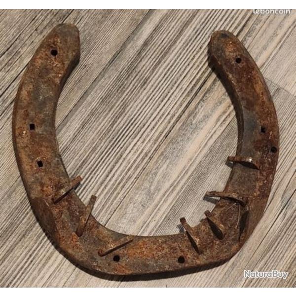 fer  cheval ancien avec ses clous