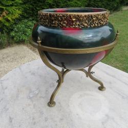 Ancien grand cache pot en faïence émaillé polychrome sertie d'une monture en laiton (Vers 1900)