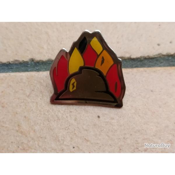 PINS SAPEUR POMPIER CASQUE MODELE 26 AVEC FLAMME