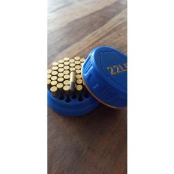 Boîte à munitions 22lr bleue et laiton, design pratique et robuste. Feinwerkbau CZ Tikka Rossi.