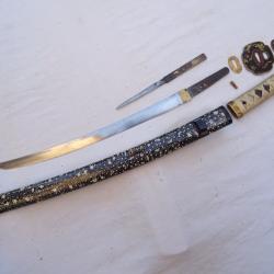 J267- lot ,magnifique  wakizashi , trés beau tsuba avec son kosuka signé, époque = EDO