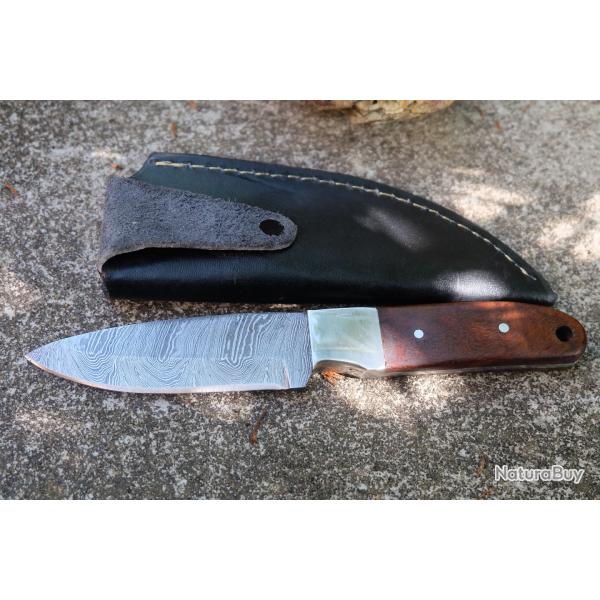 Skinner Couteau de Chasse Damas Lame 256 Couches Manche Bois Fabrication Artisanale Etui Cuir 01