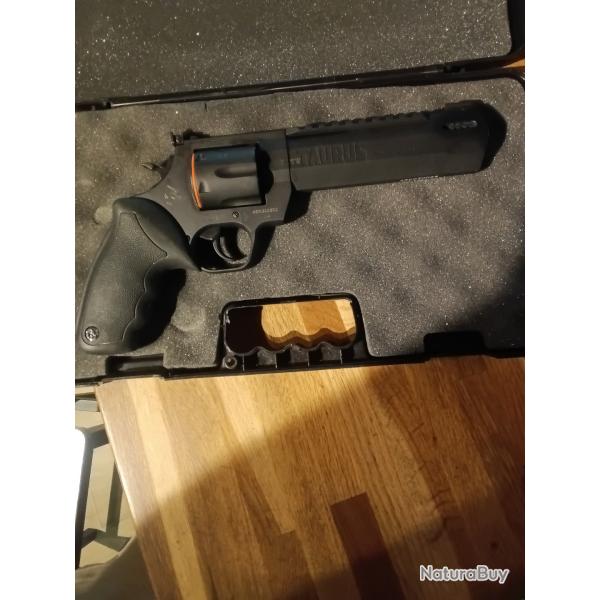 TAURUS RAGING HUNTER 44'