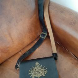Très belle giberne de musicien de la 3ème République, en état superbe. Avec bretelle et plaques