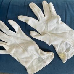 Gants blancs de cérémonie.