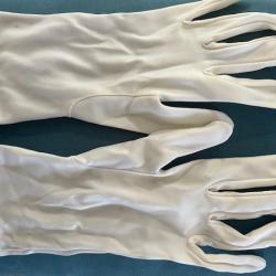 Gants blancs de tenue de sortie