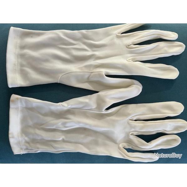Gants blancs de tenue de sortie