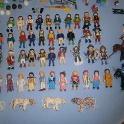 Lot Playmobil (personnages, animaux et accessoires), 157 pièces