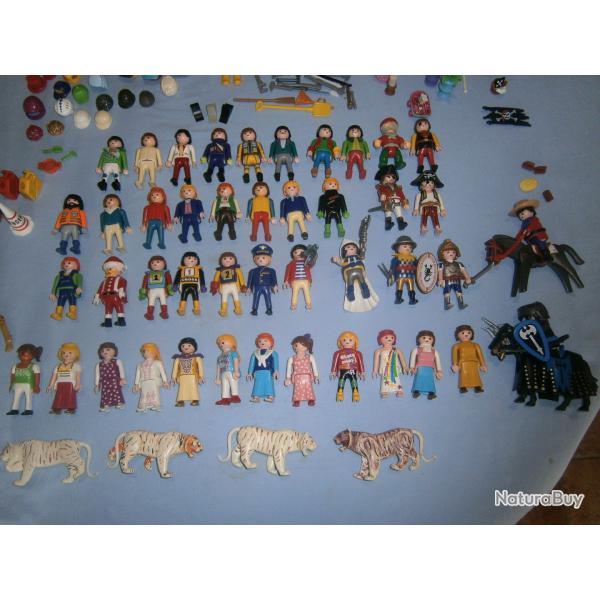 Lot Playmobil (personnages, animaux et accessoires), 157 pices