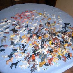 Jouets: Lot de 350 animaux divers,  hauteur de 2 à 7 cm