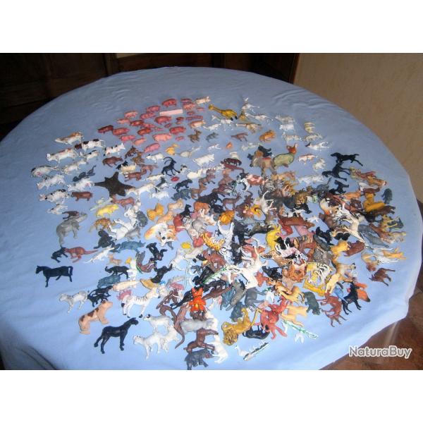 Jouets: Lot de 350 animaux divers,  hauteur de 2  7 cm