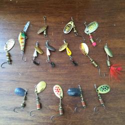 Lot de 15 cuillers pour pêche a la truite.