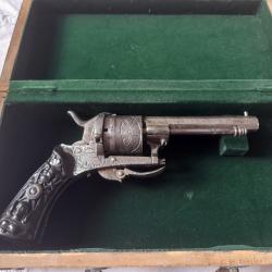 REVOLVER TYPE LEFAUCHEUX 7MM A BROCHES ENTIÈREMENT CISELÉ EN PARFAIT ETAT DE FONCTIONNEMENT