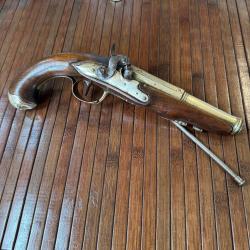 BEAU PISTOLET SILEX  PASSÉ A PERÇUSSIONS D'OFFICIER DE MARINE EN BRONZE GRAVÉ CALOTTE A TÊTE D'AIGLE