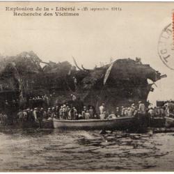 CPA - Marine Militaire - L'EXPLOSION DE LA LIBERTE LA RECHERCHE DES VICTIMES N°1571