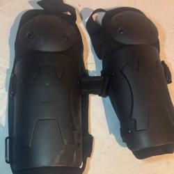 Paire NEUVE de coudières tactiques anti-émeute/militaire - Taille 40