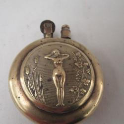 briquet de poilu de forme  ronde  représantant une  femme  peu vétue  recto verso