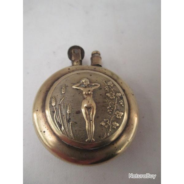 briquet de poilu de forme  ronde  reprsantant une  femme  peu vtue  recto verso