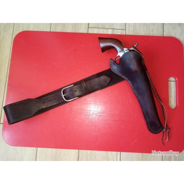 tui western avec sa ceinture