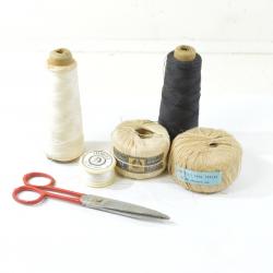 Ancien lot ciseaux et bobines de fils de couture Collection création décoration atelier couture cuir