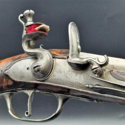 SOBRE et ELEGANT LONG PISTOLET A SILEX EN FER SIGNATURE PAUPHILE à LION vers 1700 Louis XIV - FRANCE