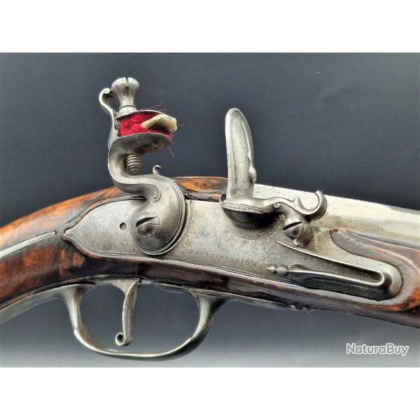 SOBRE et ELEGANT LONG PISTOLET A SILEX EN FER SIGNATURE PAUPHILE  LION vers 1700 Louis XIV - FRANCE