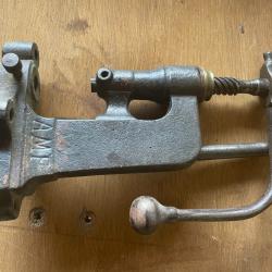 Presse à oeillet de cordonnier