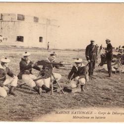 CPA - Marine NATIONALE - Corps de Débarquement Mitrailleuse en batterie N°1632