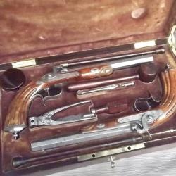 BELLE PAIRE DE PISTOLETS DE DUEL A PERCUSSION EN COFFRET.