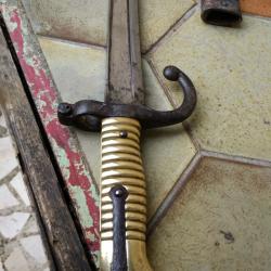 baionnette 'sabre'   tres bon etat  longueur :70 cms   manufacture de chatellerault   mai 1867