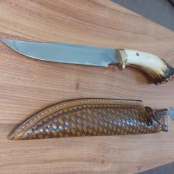 Couteau forgé Daniel vally manche bois de cerf américain etui en cuir sur coque en bois