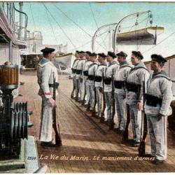 CPA - Marine Militaire -  LA VIE DU MARIN MANIEMENT D'ARMES  -N°1638