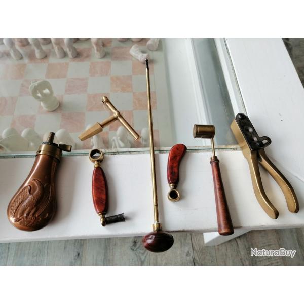 Lot ancien laiton et bois rechargement poudre noire