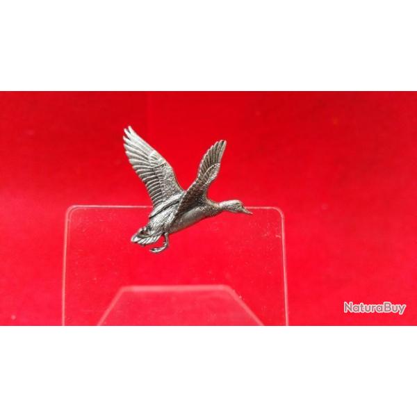 Chasse-Insigne d'occasion en mtal reprsentant un canard en vol